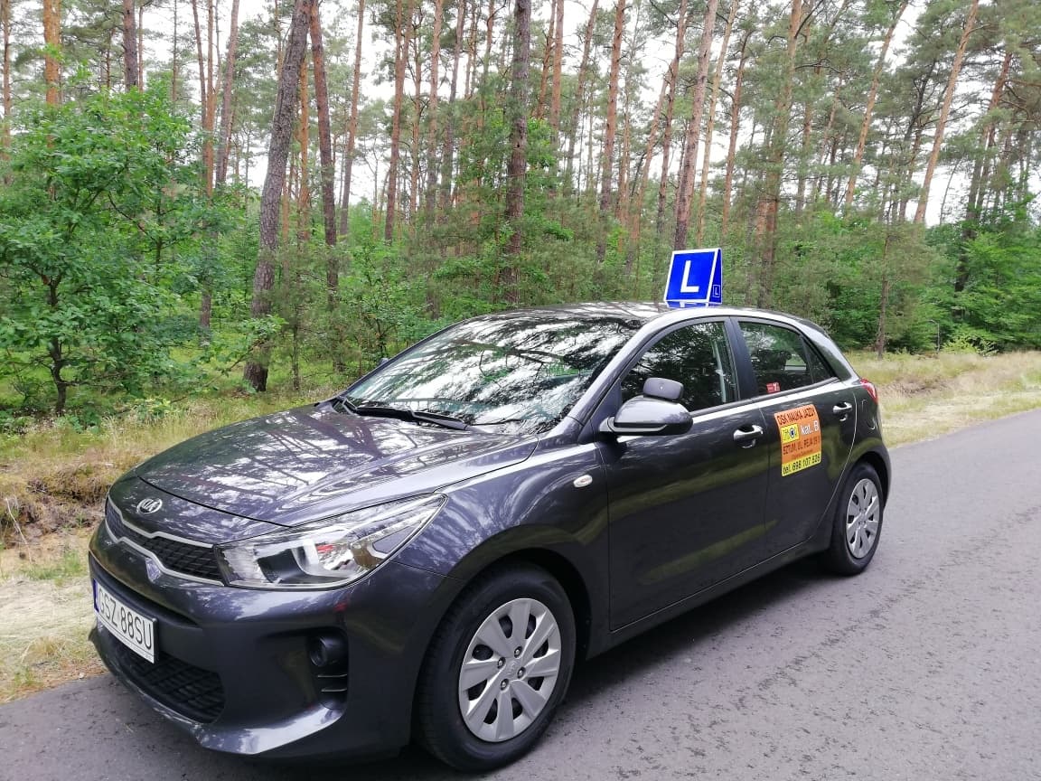 Grafitowa KIA Rio Nauka Jazdy Zabor z oznaczeniem L, widok trzy czwarte