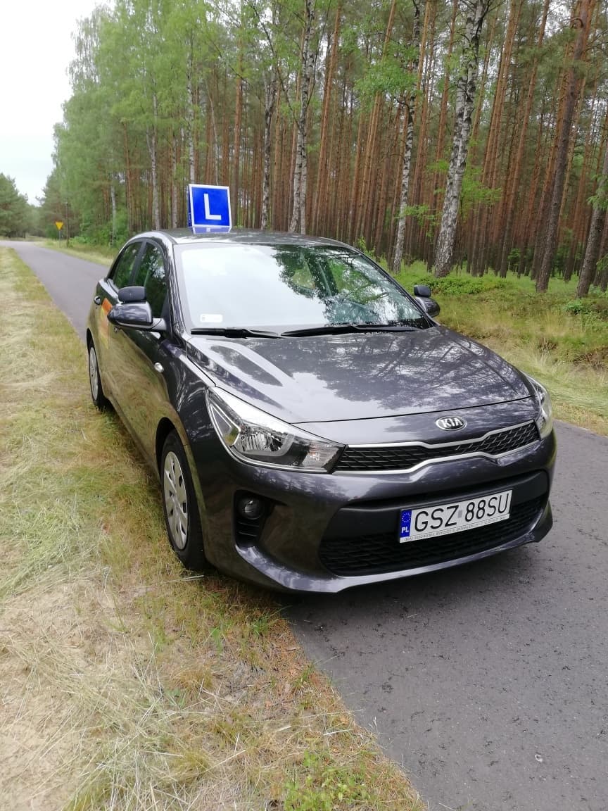 Grafitowa KIA Rio z oznaczeniem L, widok z przodu i z boku