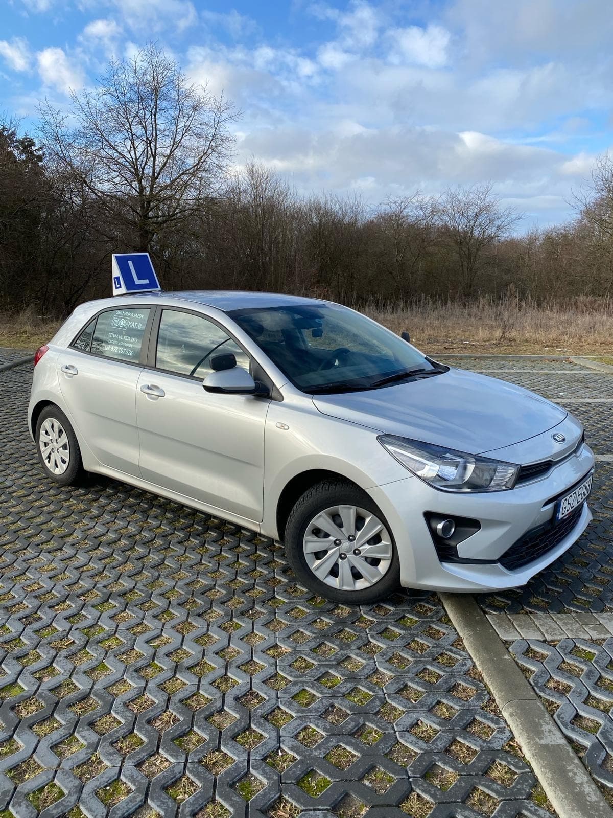Srebrna KIA Rio z oznaczeniem L, widok z prawej strony