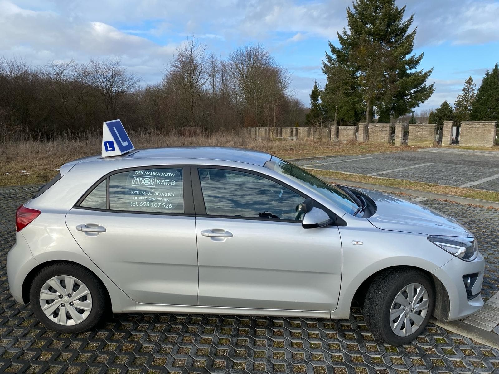 Srebrna KIA Rio Nauka Jazdy Zabor z oznaczeniem L, profil samochodu